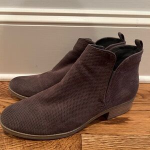 Brown size 9.5 DV booties